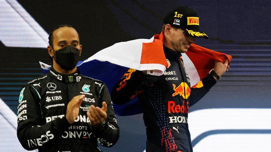 Verstappen y Hamilton en el podio del Gran Premio de Abu Dabi.