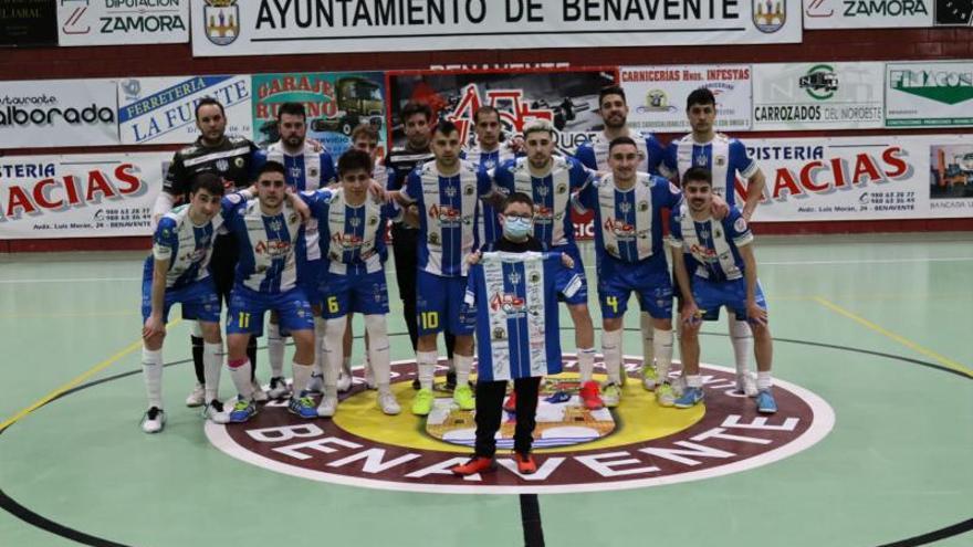 Foto de familia, aunque no completa, del Atlético Benavente. | D. S.