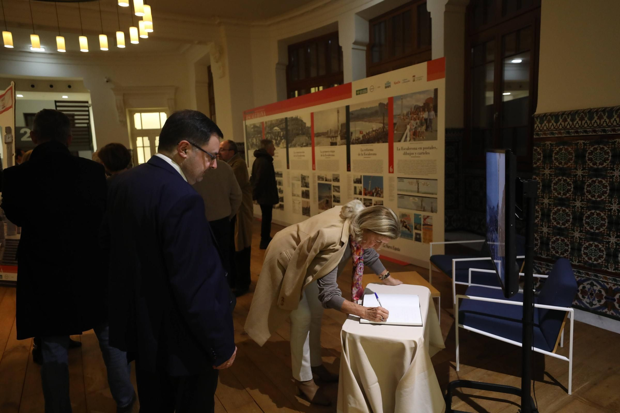 Visitantes en la exposición "Guardianes del tiempo" organizada por LA NUEVA ESPAÑA