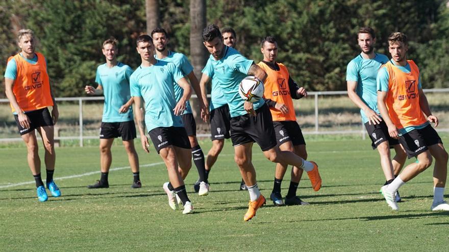 Los jugadores del Córdoba CF realizan un ejercicio en la sesión de entrenamiento de hoy en la Ciudad Deportiva.