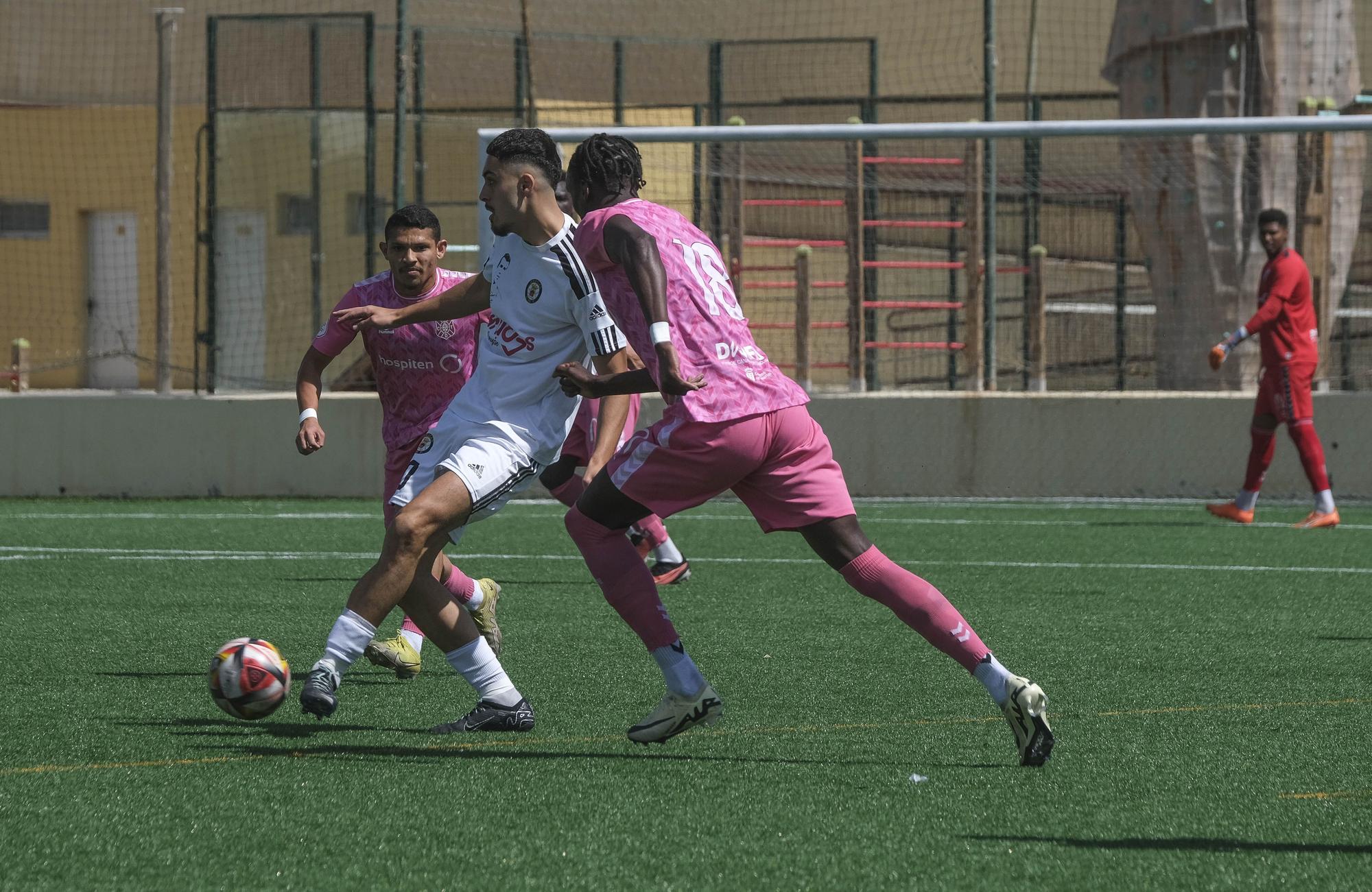 Imágenes del encuentro disputado por el Arucas y el CD Tenerife B, de Tercera División.