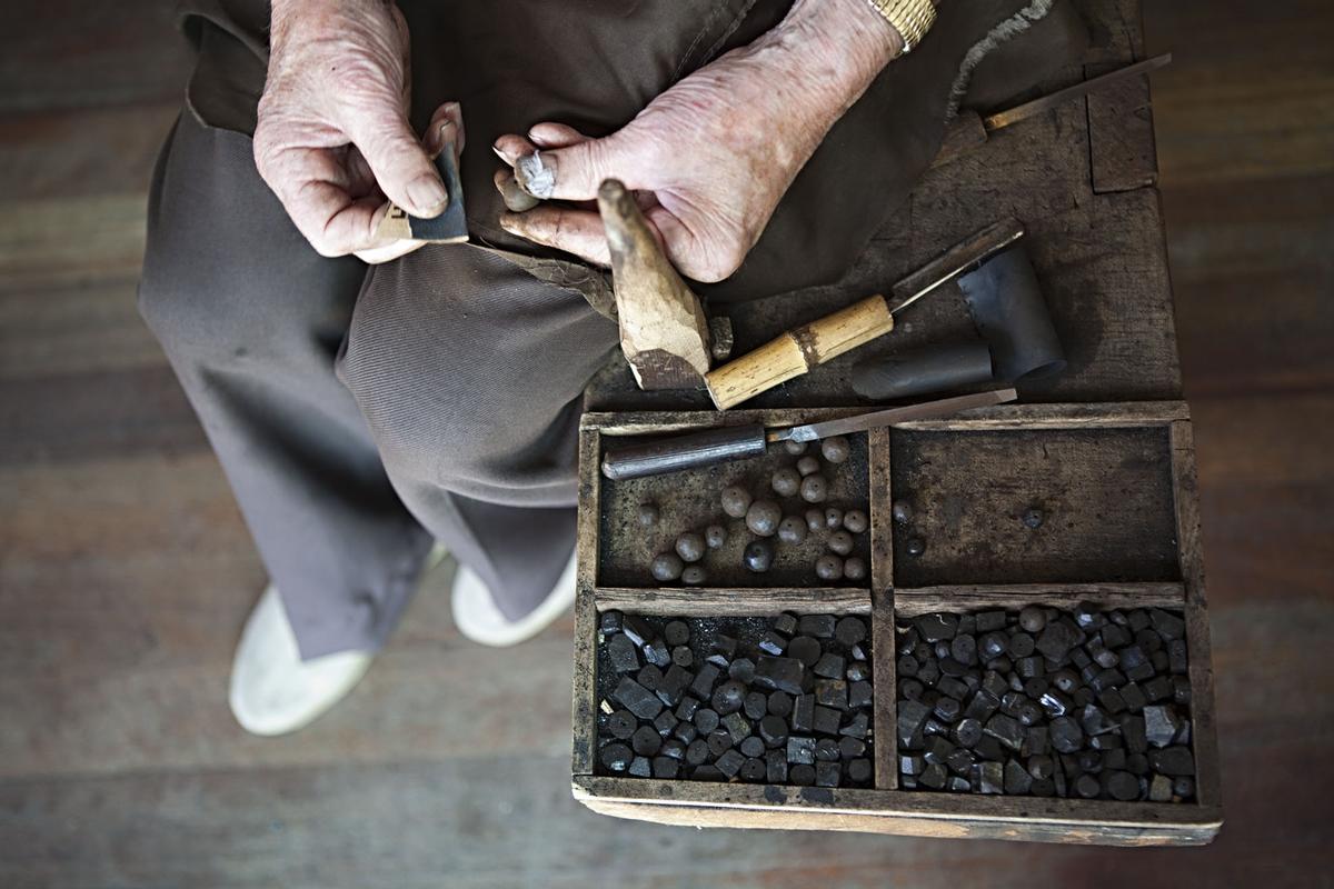 Un artesano del azabache.