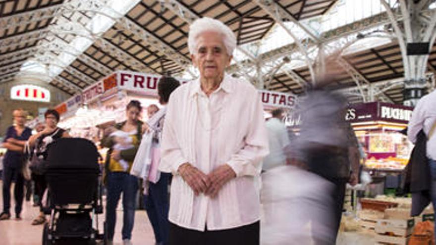 Consuelo Iserte, de 102 años, en la zona central del mercado.