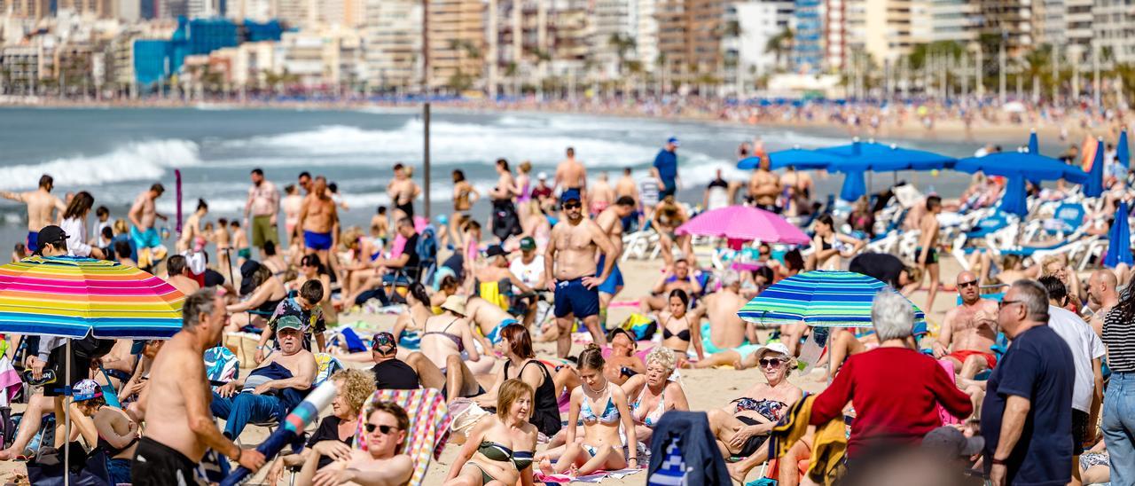 Una playa de Benidorm, a rebosar durante el pasado fin de semana.