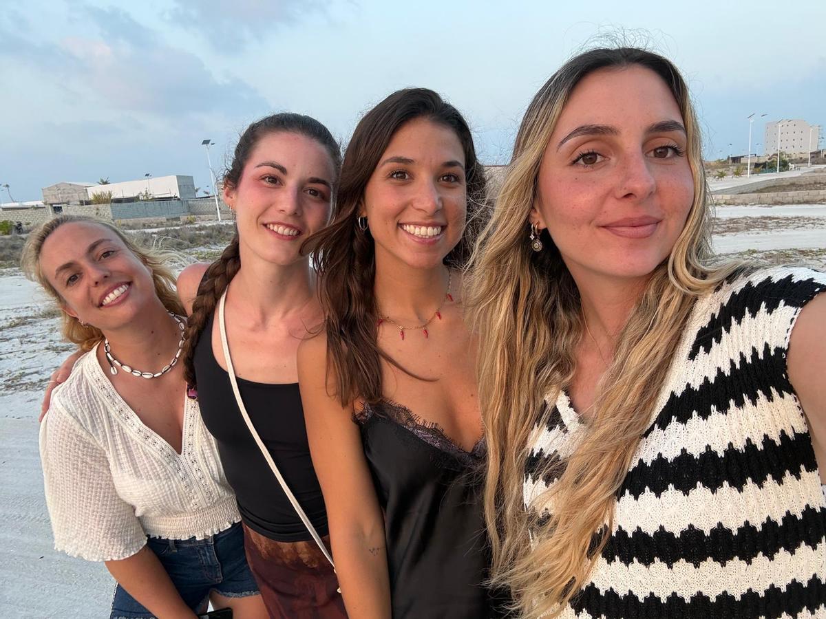 Marina, la tercera por la izquierda, junto otras chicas que conoció durante el viaje.