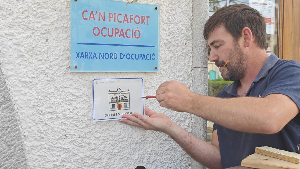 Un operario del Ayuntamiento ha colaborado en la instalación de los pictogramas.