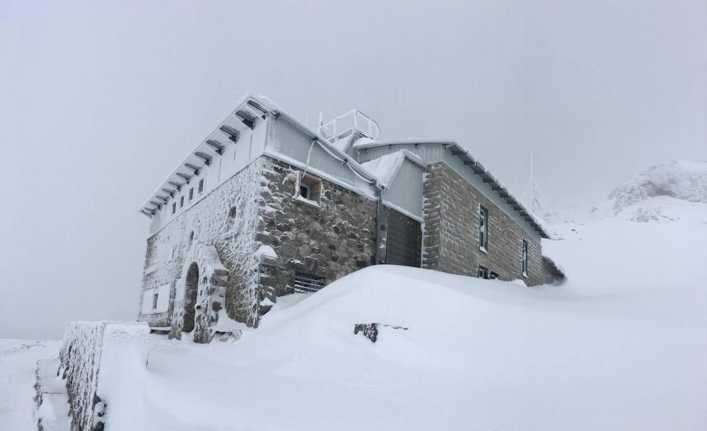 Nieve en el refugio de Vega de Urriellu