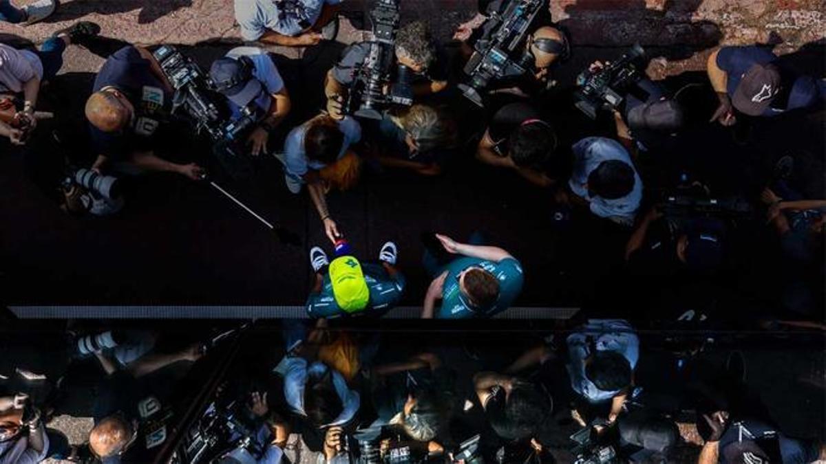 Alonso, entre una nube de medios de comunicación, este jueves en Mónaco.