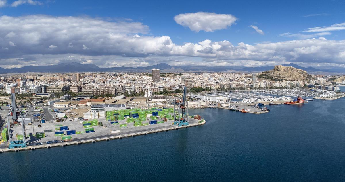 Panorámica del Puerto de Alicante, con contenedores de mercancías en primer término.