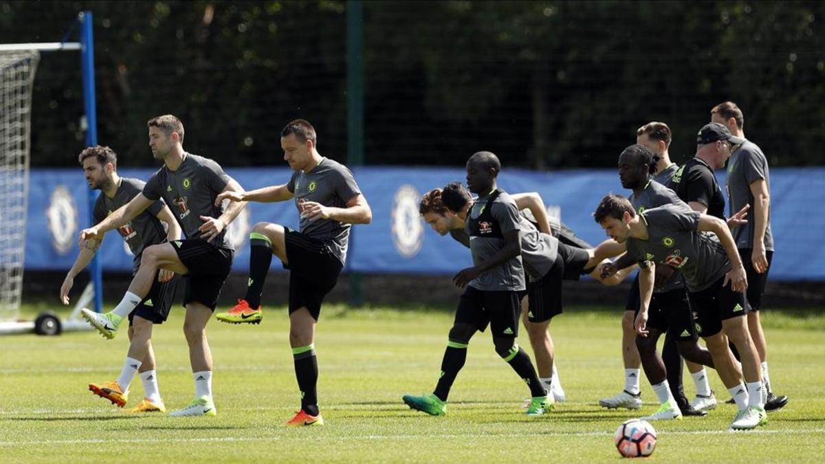 Los jugadores del Chelsea en una sesión de entrenamiento de hoy.