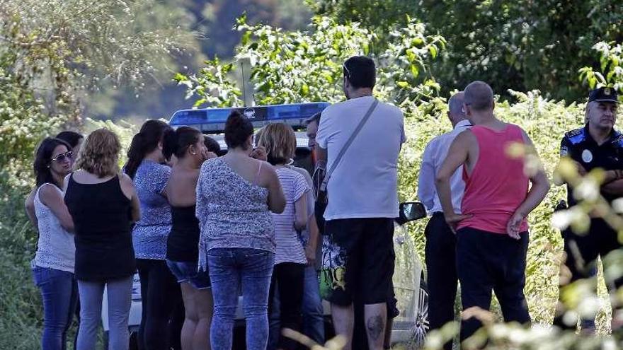 Familiares del fallecido, ayer, esperan a la aparición del cadáver.