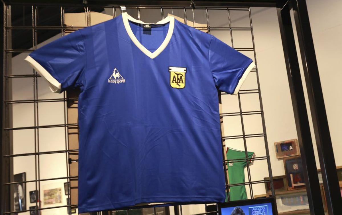 Piñole plasmó en óleo la estampa de la primera moda futbolística