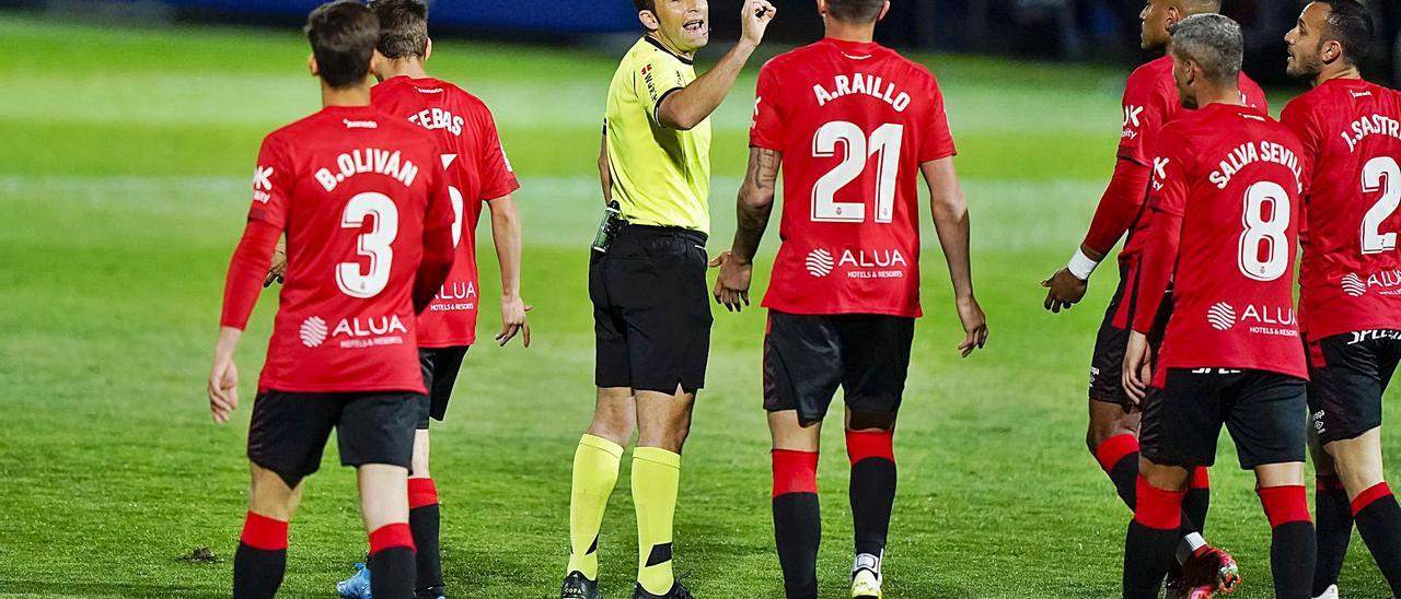 Los jugadores del Mallorca protestan al colegiado, Arcediano Monescillo, el penalti señalado antes del descanso. | LOF