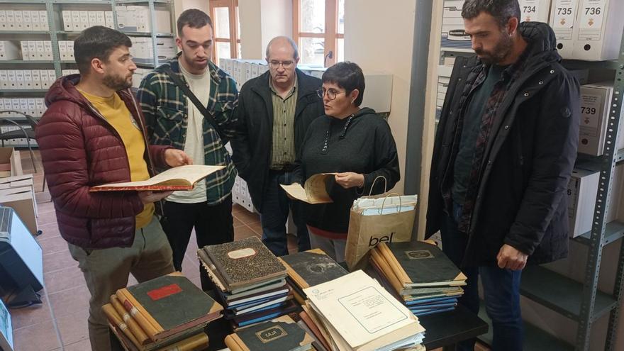 Entrega de material històric de la Cooperativa Bassacs a l’arxiu municipal de Gironella, ahir | ANNA COSTA