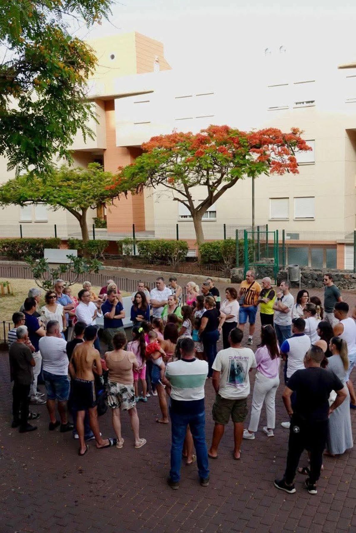 Momento de la reunión del alcalde y miembros de su equipo con los vecinos del barrio de San Pío.