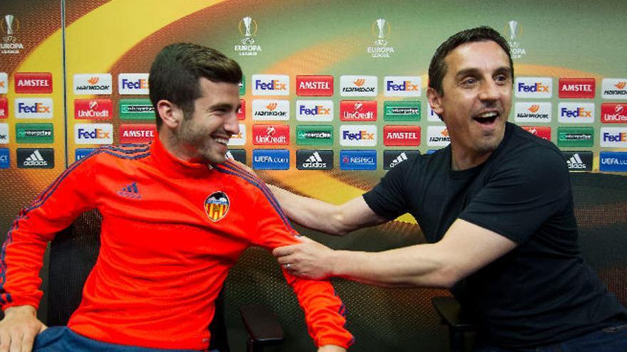 Gary Neville bromea con Gayá en rueda de prensa.