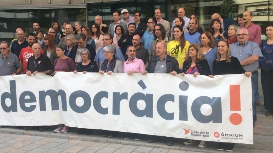 Gairebé un centenar d&#039;entitats gironines criden a la participació l&#039;1-O