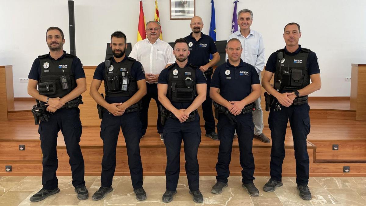 El nuevo equipo de policías de Sant Joan junto a ‘Carraca’ y Andreu Roig. | AYUNTAMIENTO DE SANT JOAN