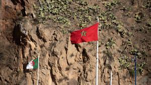 Las banderas de Argelia y Marruecos ondean en la frontera entre ambos países