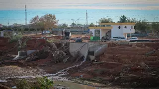 Muros y compuertas para proteger la depuradora de Torrent