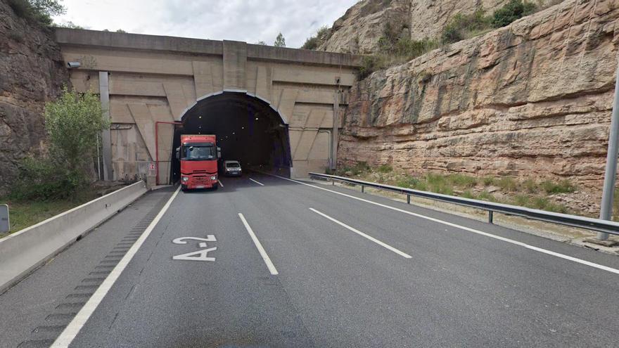 Un tractor punxa una roda al túnel del Bruc i obliga a tallar l&#039;A-2