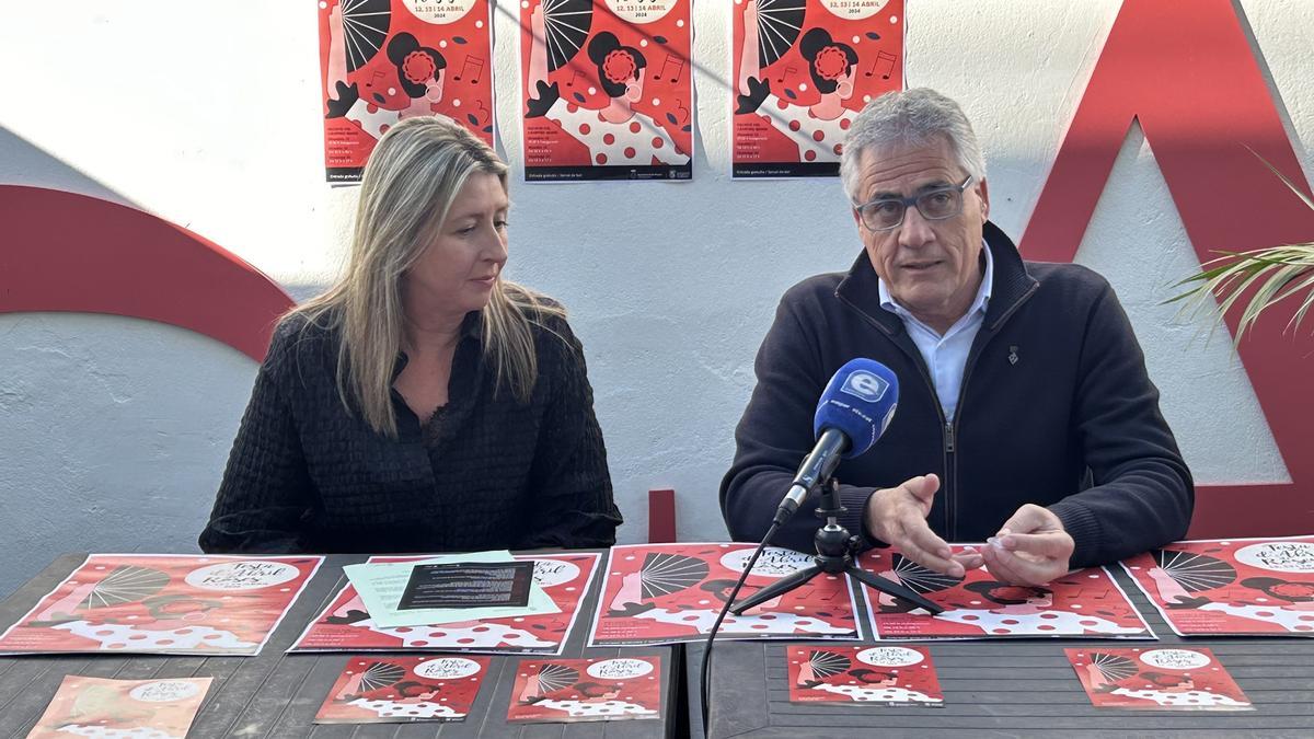 Sílvia Ripoll i Josep Maria Martínez presentant la Festa d'Abril de Roses.