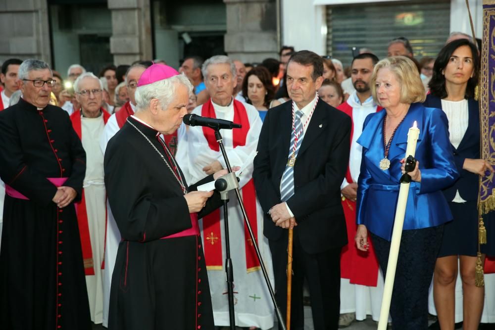 Miles de fieles acompañan a la imagen del nazareno en la tradicional procesión por el centro de la ciudad con principio y final en la Colegiata.