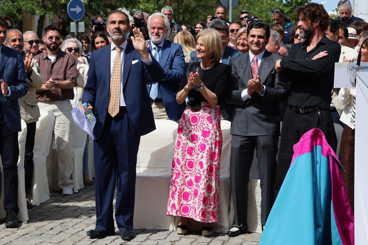 Imágenes de la inauguración del monumento a Rafael de Paula en la Plaza de Toros.