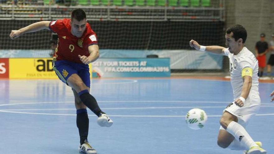 Lozano dispara a portería ante un defensa de Kazajistán, en el partido de octavos.