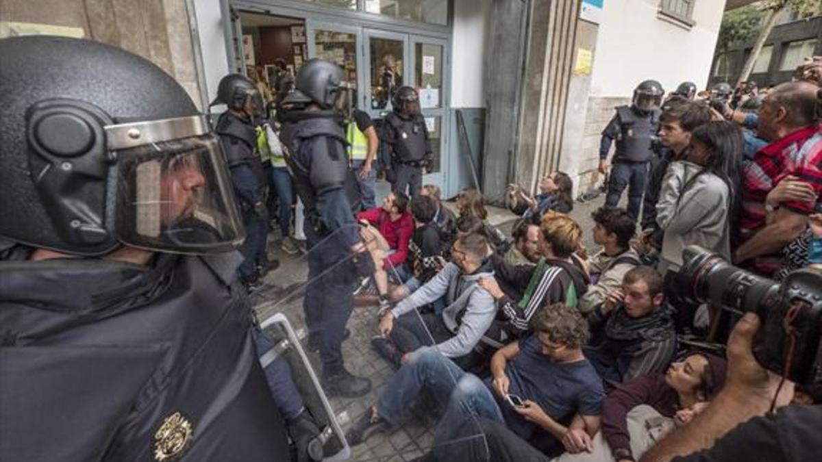 Los Mossos se llevan las urnas, en el instituto Jaume Balmes de Barcelona.