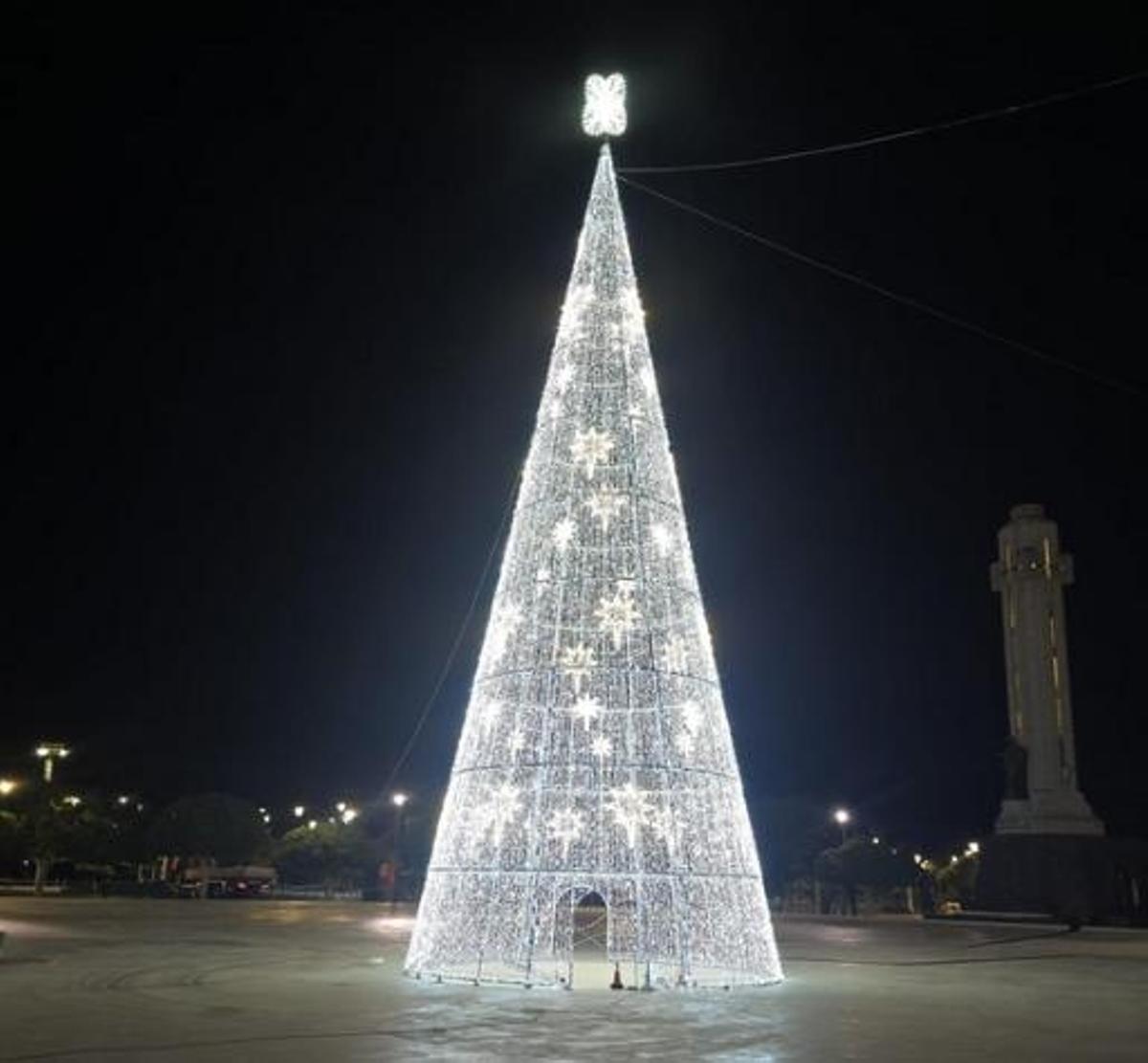 El árbol navideño de Santa Cruz, instalado en el conocido como lago de la plaza de España.