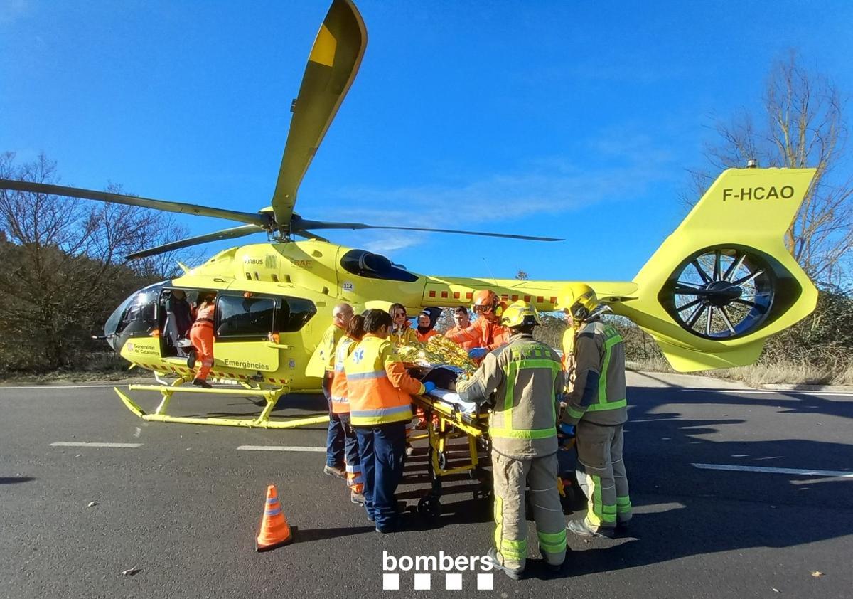 Bomberos y el SEM evacuando al ciclista herido grave en Muntanyola, Osona