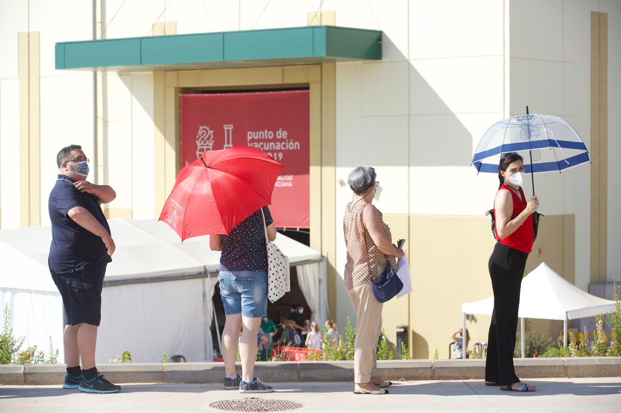 Cientos de personas hacen cola en Ciudad de la Luz para recibir la vacuna contra el covid