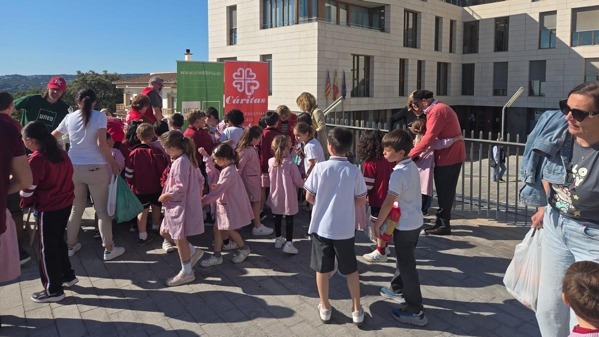 Escolares que han acudido a cambiar un kilo de alimentos por un libro