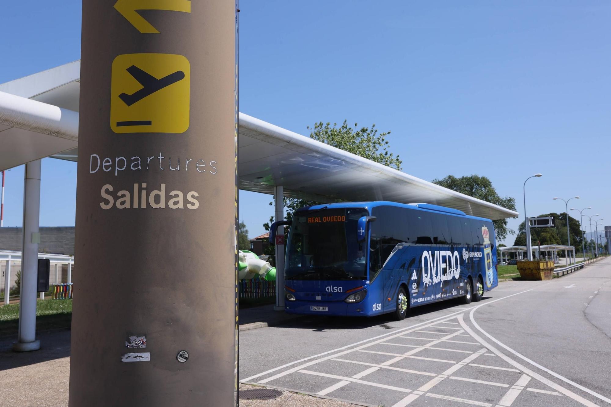 En imágenes: así fue la despedida de la afición azul al Real Oviedo en el Aeropuerto de Asturias