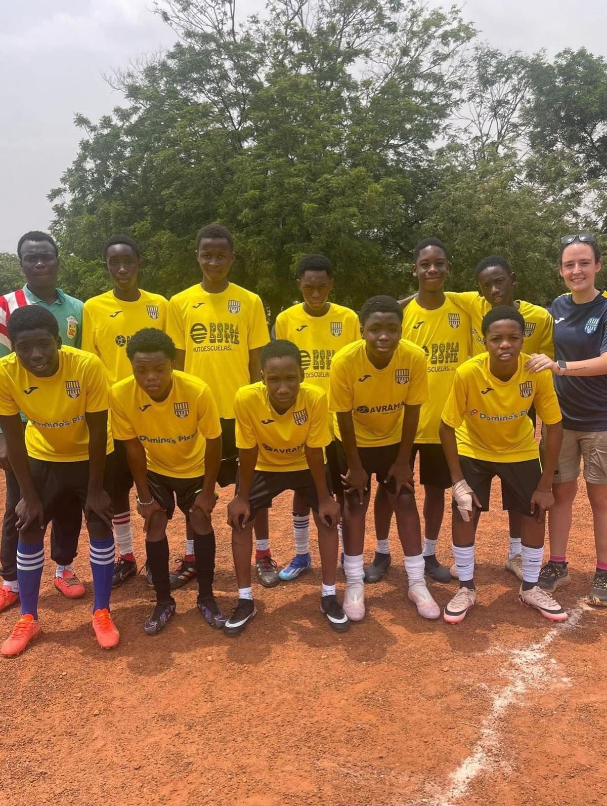 Carla, a la derecha, con el equipo de fútbol con la equipación que le proporcionó el club campellero