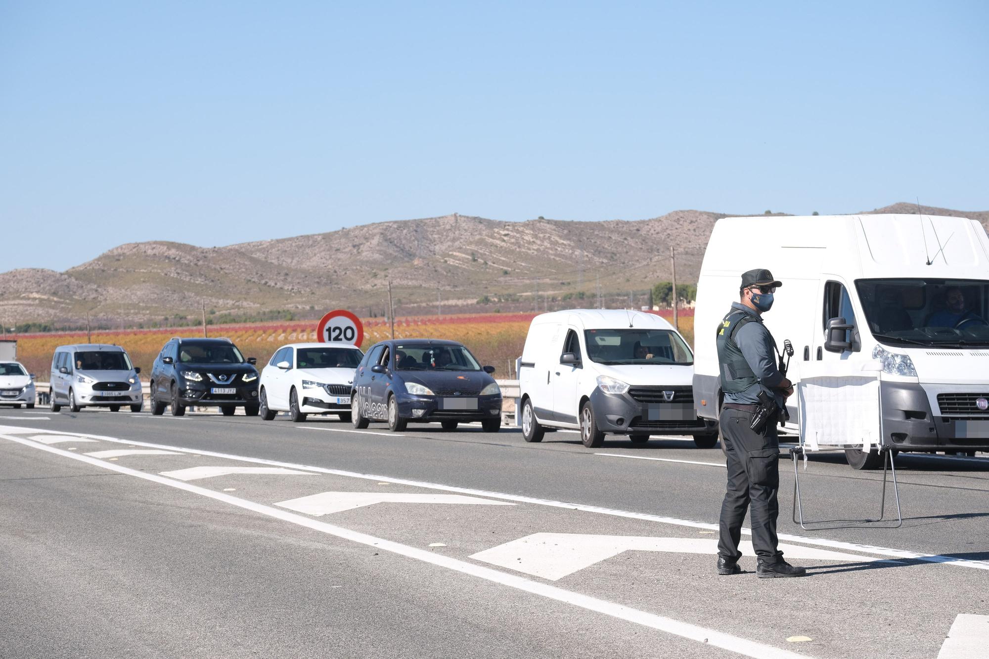 Controles en la autovía tras el cierre perimetral de la Comunidad Valenciana