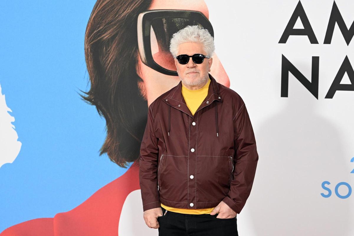 Pedro Almodóvar en el photocall de la presentación de la película 'Amarga Navidad'.