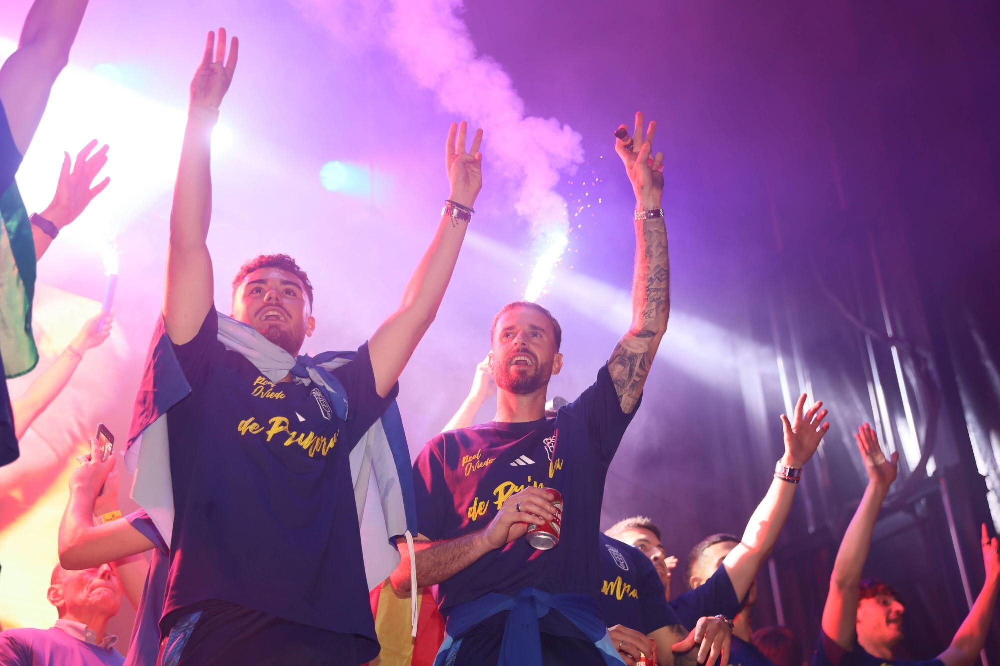 Así se celebró el ascenso del Oviedo a Primera: la afición estalla en una noche histórica