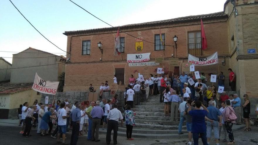 Vecinos de Pozoantiguo, en una protesta contra la instalación de macrogranjas en el pueblo. | M.J.C.