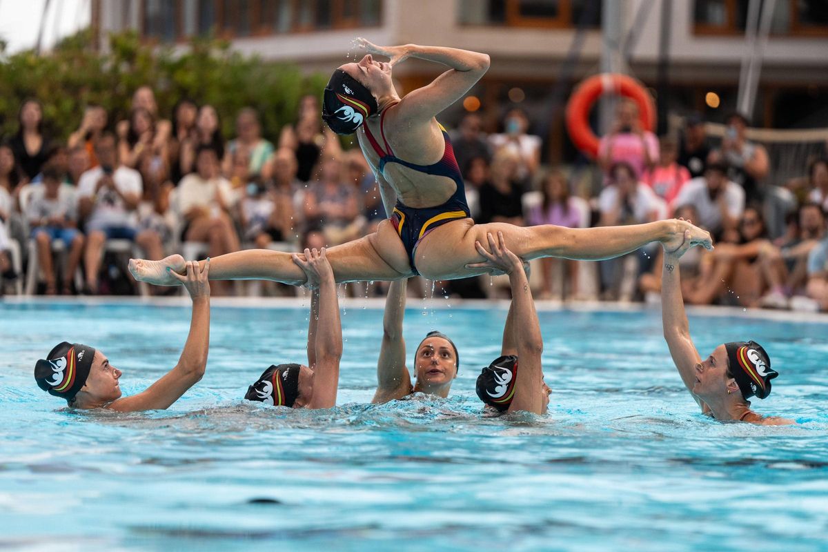 El equipo de natación artística presenta su rutina para el mundial de Singapur