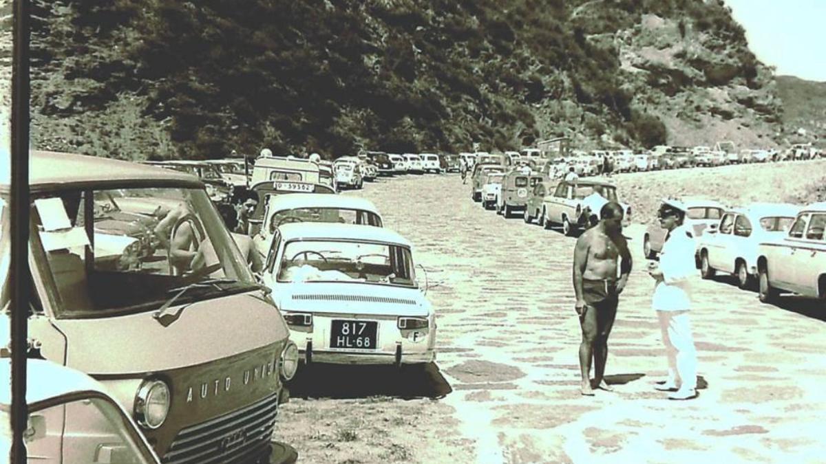 Un agente en la playa de Luarca, vestido de blanco, en una foto antigua y sin datar.