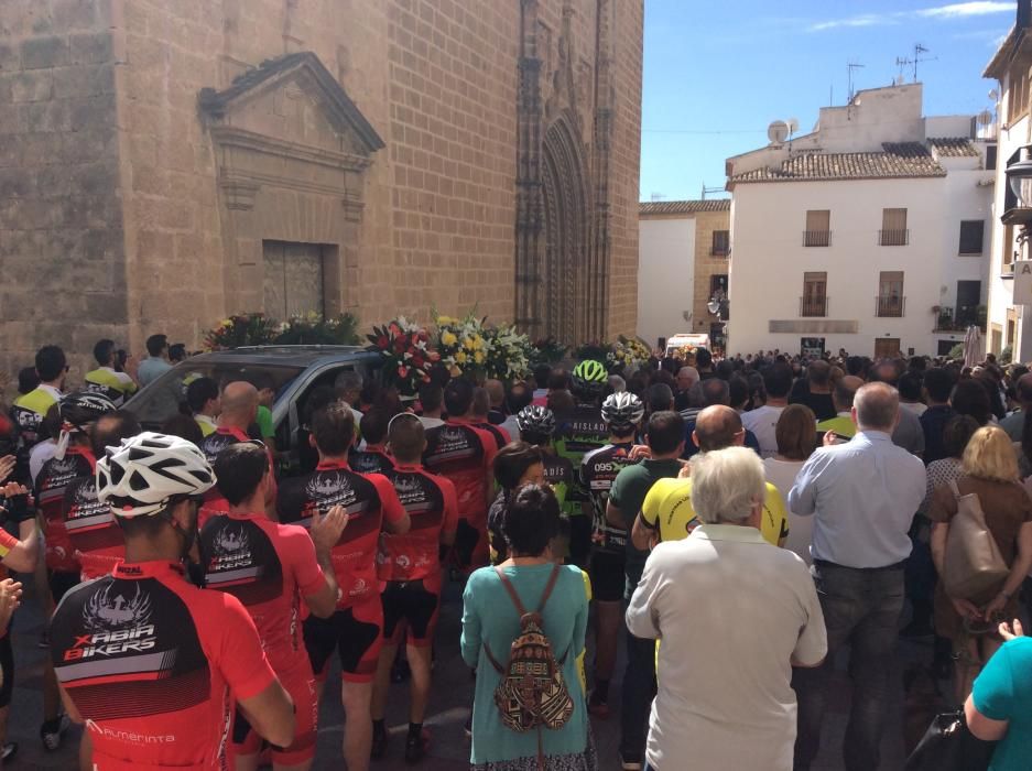 Medio centenar de ciclistas han acompañado al féretro desde el tanatorio a la iglesia donde todos han aplaudido con gran emoción la entrada del féretro