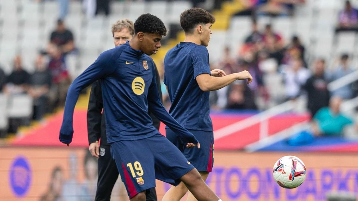 Lamine y Cubarsí en el calentamiento previo al derbi