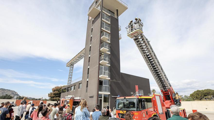 Simulacros y exhibiciones en la celebración del patrón de los bomberos de Alicante