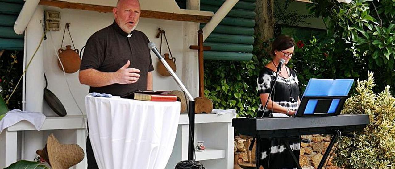 Adrian Green y su esposa dirigiendo el servicio dominical desde los terrenos del restaurante Can Truy.