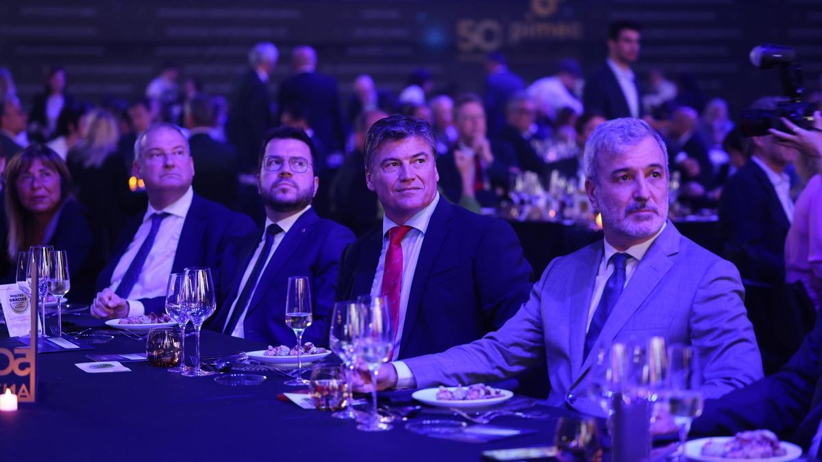 El ministro Jordi Hereu, el president Pere Aragonès, el presidente de PIMEC, Antoni Cañete y el alcalde Jaume Collboni en la cena de los premios PIMES