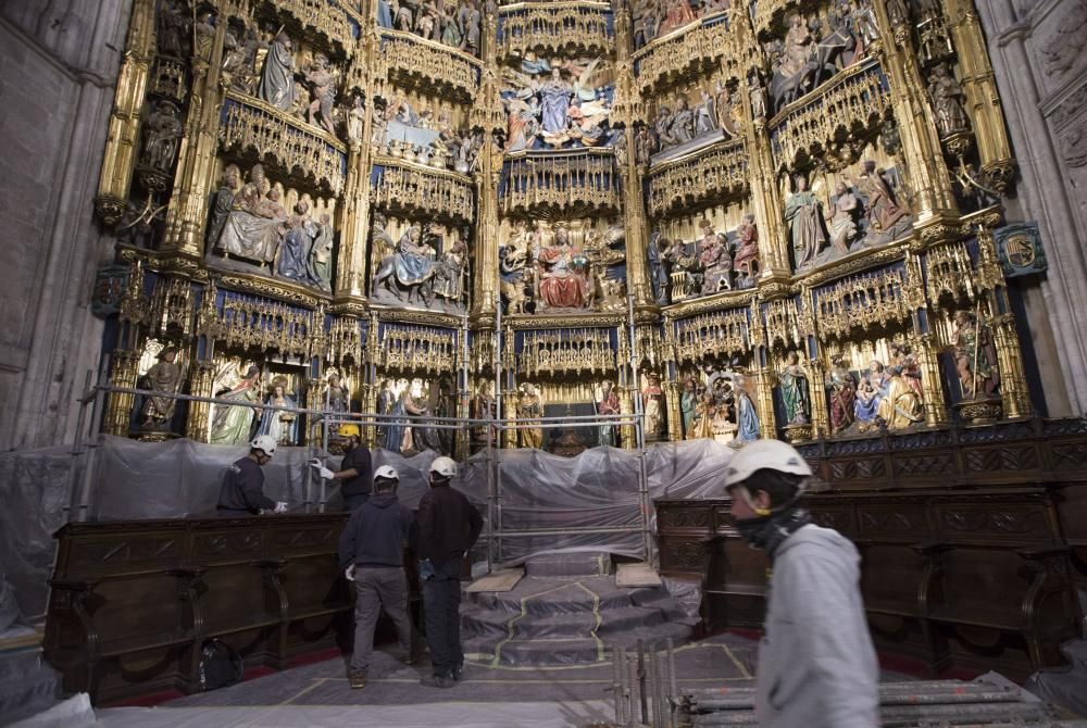 Montaje de los andamios para la limpieza del retablo de la Catedral de Oviedo