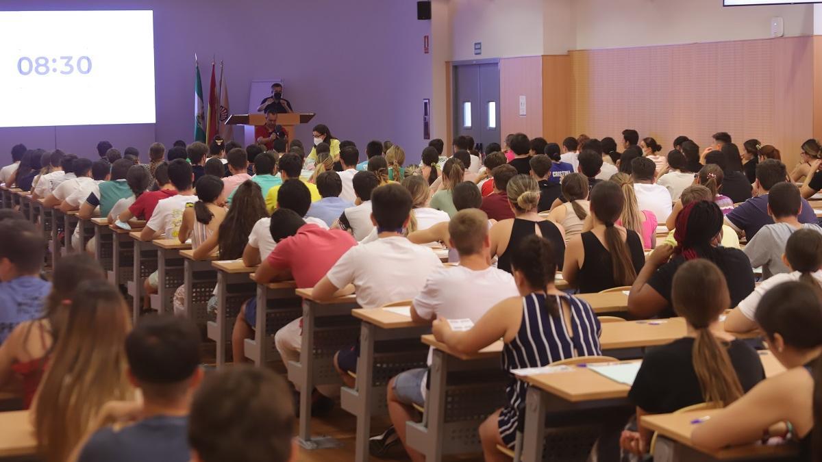 Examen de Selectividad en una de las aulas de la Facultad de Medicina y Enfermería de Córdoba en el año 2022.