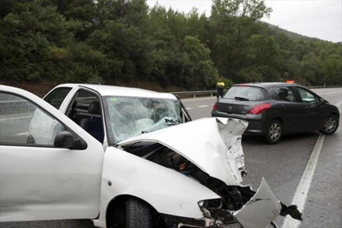 Aspecte dels vehicles accidentats a la N-2 per la pluja, ahir. Aspecte dels vehicles accidentats a la N-2 per la pluja, ahir.